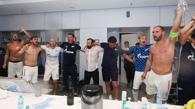 5 июля. Краснодар. Чемпионская раздевалка «Зенита». Фото Анна Мейер, ФК «Зенит» 5 июля. Краснодар. Чемпионская раздевалка «Зенита». Фото Анна Мейер, ФК «Зенит»