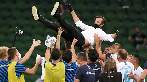 5 июля. Краснодар. «Краснодар» — «Зенит» — 2:4. Качать тренера! Фото Андрей Шрамко/ТАСС 5 июля. Краснодар. «Краснодар» — «Зенит» — 2:4. Качать тренера! Фото Андрей Шрамко/ТАСС