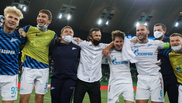 Главный тренер «Зенита» Сергей Семак празднует с футболистами победу в чемпионате.