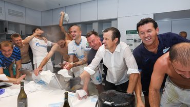 5 июля. Краснодар. Главный тренер «Зенита» Сергей Семак празднует с футболистами победу в чемпионате.