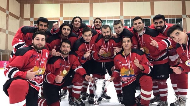 Хоккеисты «Буз Адамлар» и Константин Кучкин (по центру). Хоккеисты «Буз Адамлар» и Константин Кучкин (по центру).