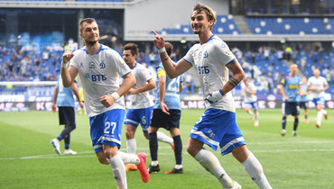 12 июля. Москва. «Динамо» — «Крылья Советов» — 2:0. Авторы голов Николай Комличенко (№27) и Максимилиан Филипп.