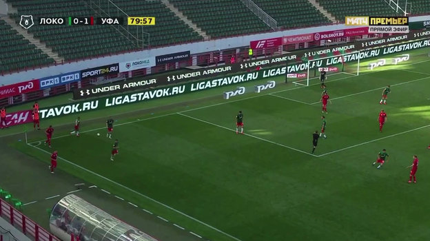 Главный арбитр Владислав Безбородов поднял руку, чтобы указать на удар от ворот, но тут же ее опустил. Вместе с тем уфимцы из группы атаки выключились игры и развернулись в сторону своих ворот. Полузащитник «Локомотива» Жоау Мариу сделал пас в сторону вратаря Антона Коченкова. Главный арбитр Владислав Безбородов поднял руку, чтобы указать на удар от ворот, но тут же ее опустил. Вместе с тем уфимцы из группы атаки выключились игры и развернулись в сторону своих ворот. Полузащитник «Локомотива» Жоау Мариу сделал пас в сторону вратаря Антона Коченкова.