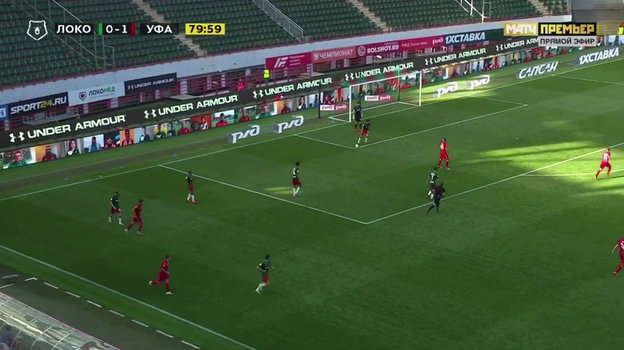 Полузащитник «Локомотива» Станислав Магкеев его подобрал и без остановки продолжил игру. Никто из гостей не показал, что произошло нарушение правил — наоборот, соперник включился в прессинг. Полузащитник «Локомотива» Станислав Магкеев его подобрал и без остановки продолжил игру. Никто из гостей не показал, что произошло нарушение правил — наоборот, соперник включился в прессинг.