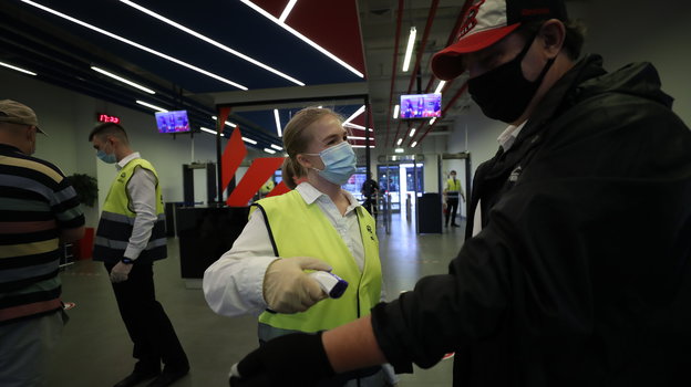Проверка температуры болельщиков на стадионе. Фото Александр Федоров, «СЭ» / Canon EOS-1D X Mark II Проверка температуры болельщиков на стадионе. Фото Александр Федоров, «СЭ» / Canon EOS-1D X Mark II