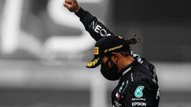 Хэмилтон жалуется, что ему мешают преклонять колено. А его соратников обвинили в антисемитизме