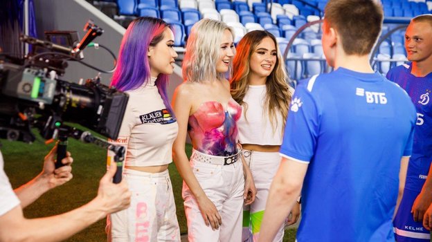 Клава Кока (в центре).