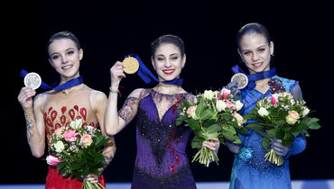 (слева направо) Анна Щербакова, Алена Косторная, Александра Трусова.