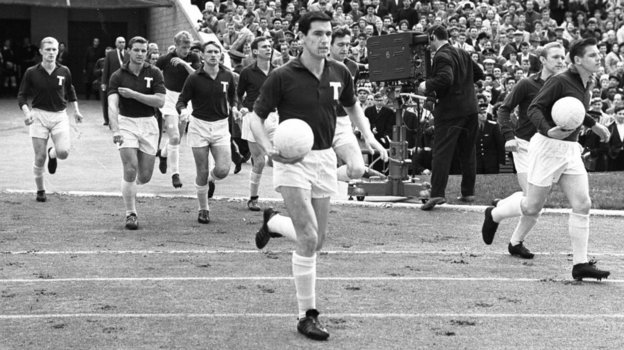 2 мая 1963 года. Москва. «Спартак» — «Торпедо» — 1:2. Полузащитник «Торпедо» Валерий Воронин (на переднем плане). Фото Олег Неелов 2 мая 1963 года. Москва. «Спартак» — «Торпедо» — 1:2. Полузащитник «Торпедо» Валерий Воронин (на переднем плане). Фото Олег Неелов