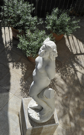 Девушка встречает сборную России в Марбелье