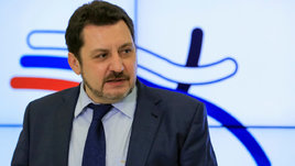 Юрченко ушел, но не до конца. Он останется президентом до зимы — и это цирк