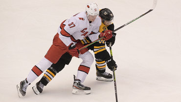 12 августа. Торонто. «Бостон» — «Каролина» — 4:3 2ОТ. Российский нападающий «Харрикейнз» Андрей Свечников (слева) против Патриса Бержерона.