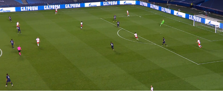 Игроки «ПСЖ» высоко прессингуют футболистов «Лейпцига», заставляя голкипера Петера Гулачи сделать длинную передачу. Игроки «ПСЖ» высоко прессингуют футболистов «Лейпцига», заставляя голкипера Петера Гулачи сделать длинную передачу.