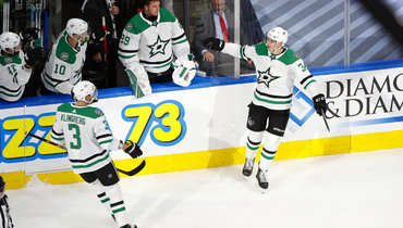 21 августа. Эдмонтон. «Калгари» — «Даллас» — 3:7. Денис Гурьянов (справа) празднует гол с партнерами по команде.