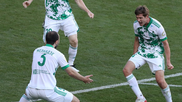 22 августа. Химки. «Химки» — «Ахмат» — 1:2. Артем Тимофеев празднует гол с одноклубниками.