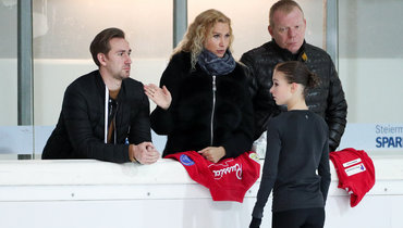 Анна Щербакова и тренерский штаб: (слева направо) Даниил Глейхенгауз, Этери Тутберидзе, Сергей Дудаков.