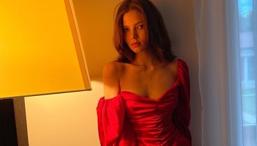 «Такая дерзкая, аж слюна течет». Новое фото Алеси Кафельниковой в кожаных шортах поразило подписчиков