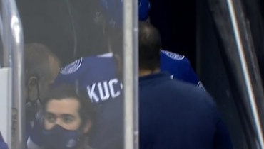 1 сентября. Никита Кучеров покинул лед для оказания помощи.