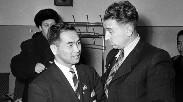 Анатолий Тарасов (справа) и тренер сборной Японии. Фото Олег Неелов Анатолий Тарасов (справа) и тренер сборной Японии. Фото Олег Неелов