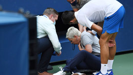 «Ты скоро сдохнешь, как и твой сын». Фанаты Джоковича атаковали пострадавшую судью