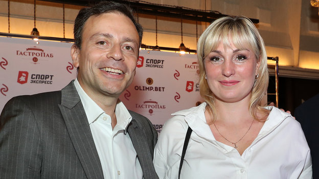 9 сентября. Москва. Игорь Рабинер и дочь Федора Черенкова Анастасия. Фото Федор Успенский, «СЭ» / Canon EOS-1D X Mark II 9 сентября. Москва. Игорь Рабинер и дочь Федора Черенкова Анастасия. Фото Федор Успенский, «СЭ» / Canon EOS-1D X Mark II