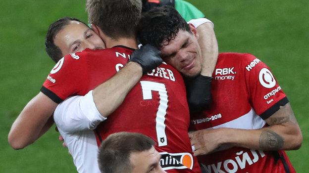 23 августа 2020 года. Москва. «Спартак» — «Локомотив» — 2:1. Доменико Тедеско благодарит своих игроков. Фото Александр Федоров, «СЭ» / Canon EOS-1D X Mark II 23 августа 2020 года. Москва. «Спартак» — «Локомотив» — 2:1. Доменико Тедеско благодарит своих игроков. Фото Александр Федоров, «СЭ» / Canon EOS-1D X Mark II