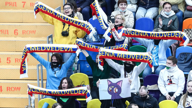 Активные болельщики Евгении Медведевой. Фото «СЭ» / Canon EOS-1D X Mark II Активные болельщики Евгении Медведевой. Фото «СЭ» / Canon EOS-1D X Mark II