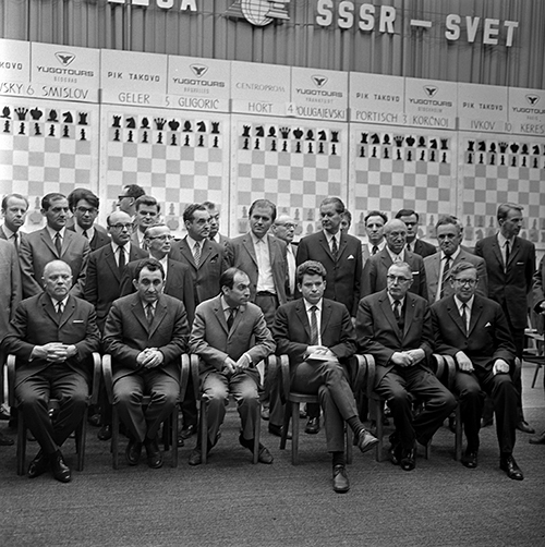 1970 год. Белград. Памятная фотография на «Матче века» между сборной СССР и «Сборной мира». Председатель шахматной федерации СССР Д. В. Постников сидит в одном ряду с чемпионом и экс-чемпионами мира по шахматам (слева направо: Д.В.Постников, Т.В.Петросян, М.Н.Таль, Б.В.Спасский, М.Эйве, В.В.Смыслов). Фото Из фондов РГАФКД 1970 год. Белград. Памятная фотография на «Матче века» между сборной СССР и «Сборной мира». Председатель шахматной федерации СССР Д. В. Постников сидит в одном ряду с чемпионом и экс-чемпионами мира по шахматам (слева направо: Д.В.Постников, Т.В.Петросян, М.Н.Таль, Б.В.Спасский, М.Эйве, В.В.Смыслов). Фото Из фондов РГАФКД