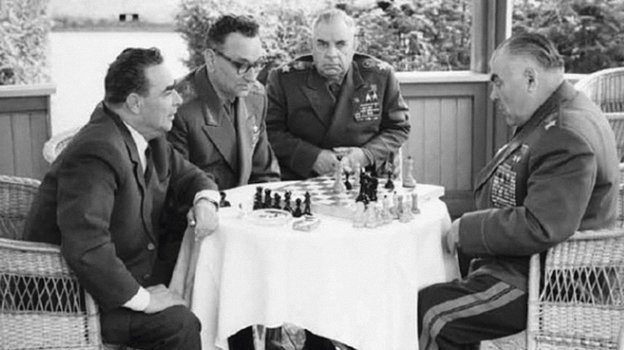 Середина 1960-х годов. Завидово. Генеральный секретарь ЦК КПСС Л.И.Брежнев, главнокомандующий войсками стран Варшавского договора маршал А.А.Гречко, Главнокомандующий ракетными войсками стратегического назначения маршал Н.И.Крылов и министр обороны маршал Р.Я.Малиновский за партией в шахматы. Середина 1960-х годов. Завидово. Генеральный секретарь ЦК КПСС Л.И.Брежнев, главнокомандующий войсками стран Варшавского договора маршал А.А.Гречко, Главнокомандующий ракетными войсками стратегического назначения маршал Н.И.Крылов и министр обороны маршал Р.Я.Малиновский за партией в шахматы.