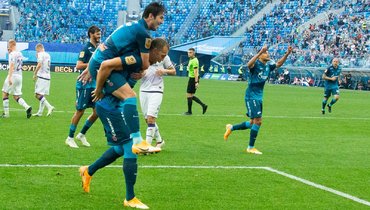 26 сентября. Санкт-Петербург. «Зенит» — «Уфа» — 6:0. Артем Дзюба празднует гол с Сердаром Азмуном.