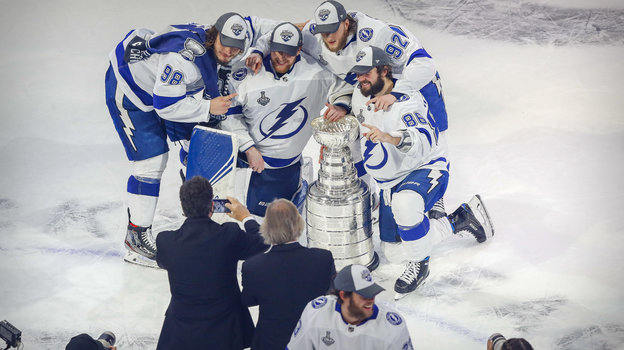 Никита Сергачев, Андрей Василевский, Александр Волков, Никита Кучеров с Кубком Стэнли. Фото USA Today Sports Никита Сергачев, Андрей Василевский, Александр Волков, Никита Кучеров с Кубком Стэнли. Фото USA Today Sports