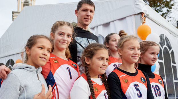 Экс-капитан сборной России Виктор Хряпа в окружении будущих игроков. Фото Фото предоставлены Российской Федерацией баскетбола Экс-капитан сборной России Виктор Хряпа в окружении будущих игроков. Фото Фото предоставлены Российской Федерацией баскетбола