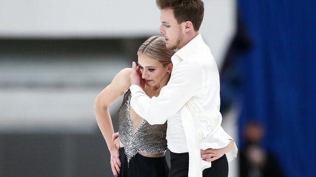 Никита Кацалапов утешает Викторию Синицину. Фото Дарья Исаева, «СЭ» / Canon EOS-1D X Mark II Никита Кацалапов утешает Викторию Синицину. Фото Дарья Исаева, «СЭ» / Canon EOS-1D X Mark II