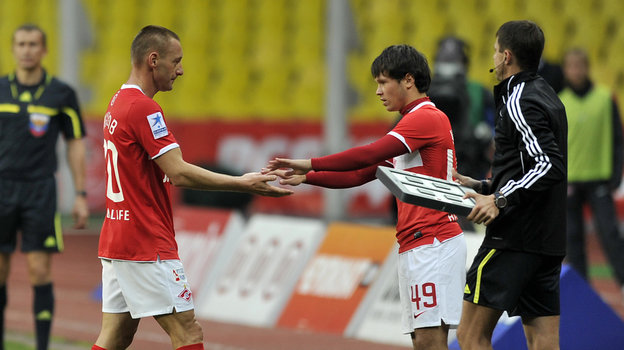 18 сентября 2011 года. Москва. «Спартак» — «Крылья Советов» — 3:0. Андрея Тихонова в его прощальном матче меняет Александр Козлов. Фото Алексей Иванов 18 сентября 2011 года. Москва. «Спартак» — «Крылья Советов» — 3:0. Андрея Тихонова в его прощальном матче меняет Александр Козлов. Фото Алексей Иванов