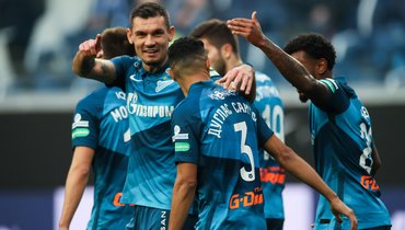 17 октября. Санкт-Петербург. «Зенит» — «Сочи» — 3:1. Сине-бело-голубые пращднуют один из трех голов..