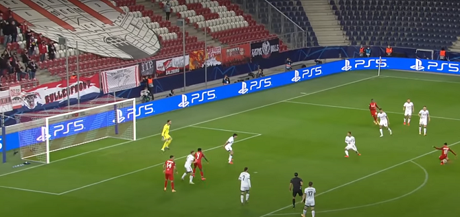 Игра «Локомотива» перед вторым голом «Зальцбурга» в матче Лиги чемпионов. Игра «Локомотива» перед вторым голом «Зальцбурга» в матче Лиги чемпионов.