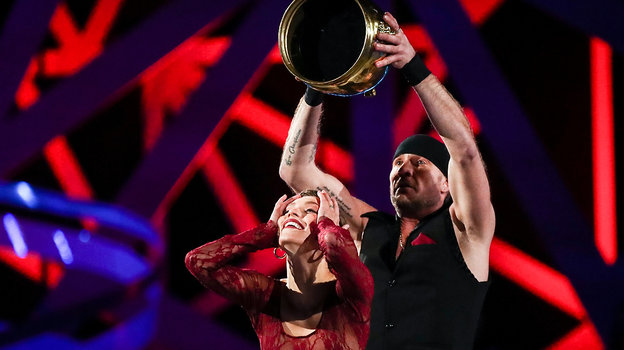 Регина Тодоренко и Роман Костомаров: номер в шоу. Фото Дарья Исаева, «СЭ» / Canon EOS-1D X Mark II Регина Тодоренко и Роман Костомаров: номер в шоу. Фото Дарья Исаева, «СЭ» / Canon EOS-1D X Mark II