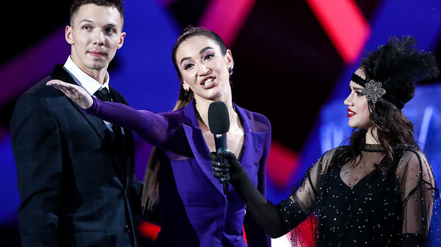 Ольга Бузова и Дмитрий Соловьев с ведушей Алиной Загитовой после своего выступления. Фото Дарья Исаева, «СЭ» / Canon EOS-1D X Mark II Ольга Бузова и Дмитрий Соловьев с ведушей Алиной Загитовой после своего выступления. Фото Дарья Исаева, «СЭ» / Canon EOS-1D X Mark II