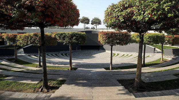 Паряк рядом со стадионом «Краснодар». Фото Дарья Исаева, «СЭ» / Canon EOS-1D X Mark II Паряк рядом со стадионом «Краснодар». Фото Дарья Исаева, «СЭ» / Canon EOS-1D X Mark II