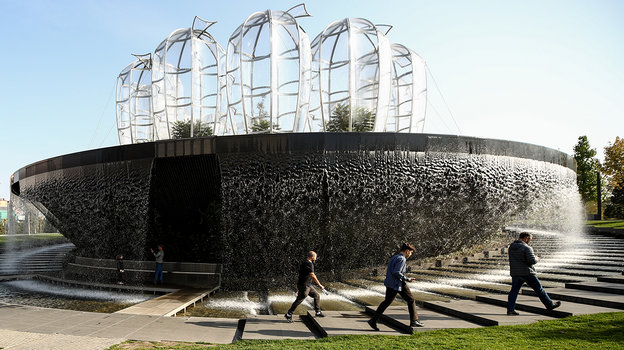 Паряк рядом со стадионом «Краснодар». Фото Дарья Исаева, «СЭ» / Canon EOS-1D X Mark II Паряк рядом со стадионом «Краснодар». Фото Дарья Исаева, «СЭ» / Canon EOS-1D X Mark II