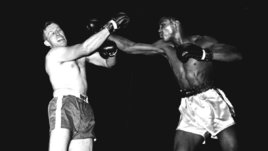 «От моих ударов он чуть не выплюнул гамбургер, который ел на ужин». Каким был первый бой Мохаммеда Али