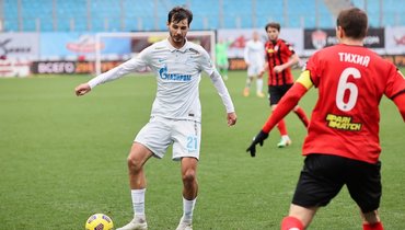 1 ноября. Химки. «Химки» — «Зенит» — 0:2. Александр Ерохин с мячом.