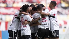 Футболка памяти Шона Коннери и пас Витинью. «Фламенго» разгромлен на глазах Тите