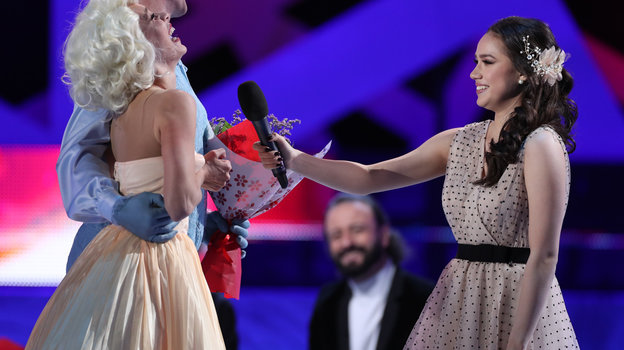 Шоу «Ледниковый период». Шестой выпуск. Регина Тодоренко и Роман Костомаров с ведущей шоу Алиной Загитовой. Фото Александр Федоров, «СЭ» / Canon EOS-1D X Mark II Шоу «Ледниковый период». Шестой выпуск. Регина Тодоренко и Роман Костомаров с ведущей шоу Алиной Загитовой. Фото Александр Федоров, «СЭ» / Canon EOS-1D X Mark II