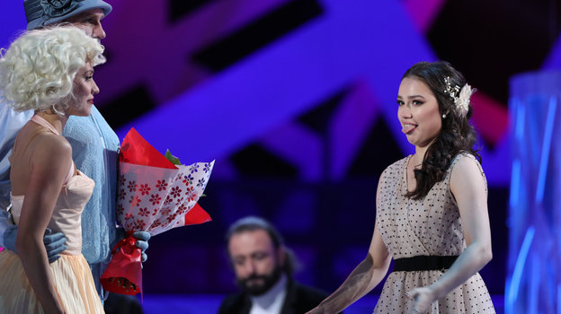 Шоу «Ледниковый период». Шестой выпуск. Регина Тодоренко и Роман Костомаров с ведущей шоу Алиной Загитовой. Фото Александр Федоров, «СЭ» / Canon EOS-1D X Mark II Шоу «Ледниковый период». Шестой выпуск. Регина Тодоренко и Роман Костомаров с ведущей шоу Алиной Загитовой. Фото Александр Федоров, «СЭ» / Canon EOS-1D X Mark II