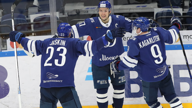 Вадим Шипачев (в центре). Фото photo.khl.ru Вадим Шипачев (в центре). Фото photo.khl.ru