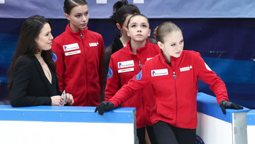 Александра Трусова, Камила Валиева и Анна Щербакова (справа налево).