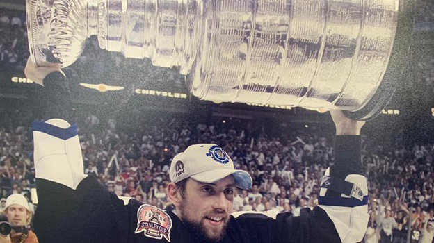 Дмитрий Афанасенков с Кубком Стэнли. Фото из личного архива Дмитрия Афанасенкова Дмитрий Афанасенков с Кубком Стэнли. Фото из личного архива Дмитрия Афанасенкова