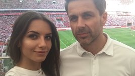 Его жена — самая красивая женщина-арбитр. Он должен был судить матч России с Сербией