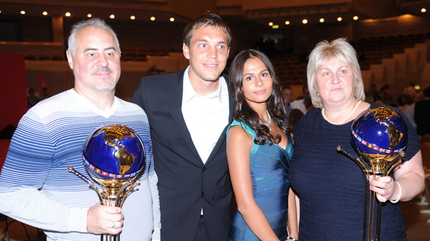 18 июля 2012 года. Москва. Награждение «Спартака» серебряными медалями: Артем Дзюба с девушкой и родителями. Фото Татьяна Дорогутина, - 18 июля 2012 года. Москва. Награждение «Спартака» серебряными медалями: Артем Дзюба с девушкой и родителями. Фото Татьяна Дорогутина, -